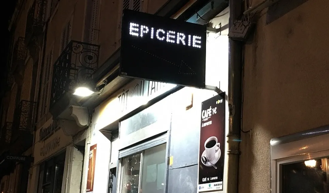 L'arrêté municipal concerne les épiceries de nuit situées près de la place de la République 